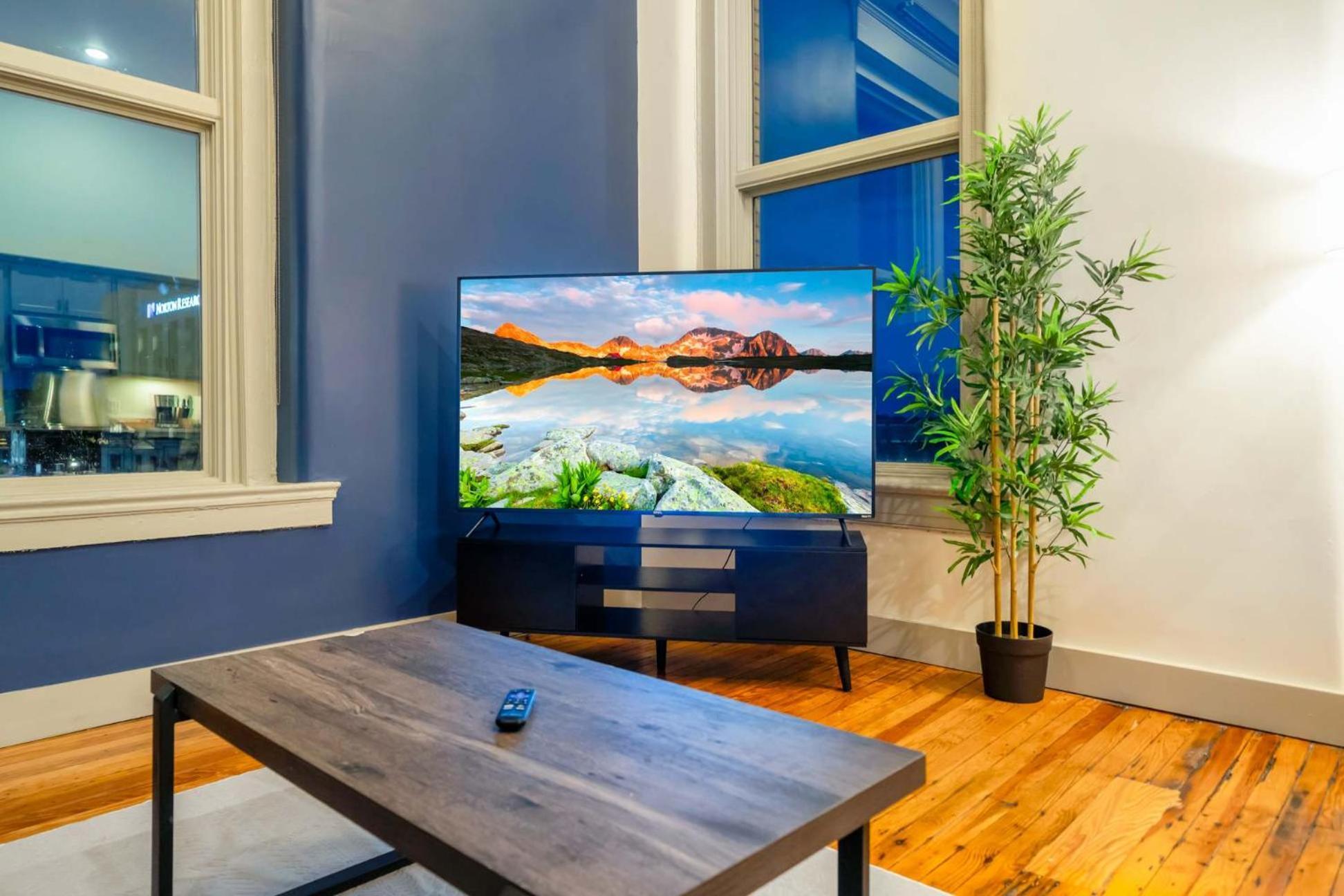 Modern Space In The Vibrant #410 Apartment *